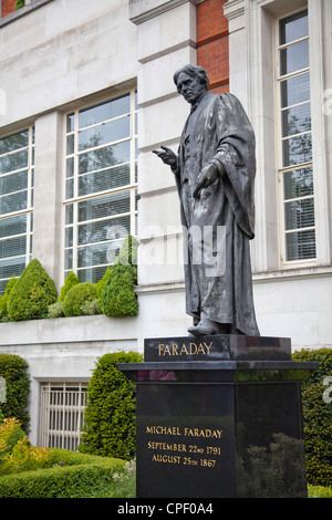 Statue von Michael Faraday bei Savoy in London Stockfoto