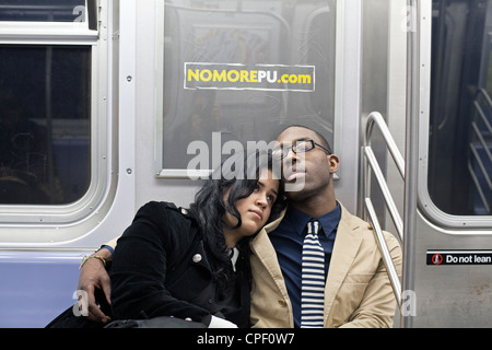 Ein Mann und eine Frau aussehen schläfrig, nachts in der u-Bahn in New York City. Stockfoto