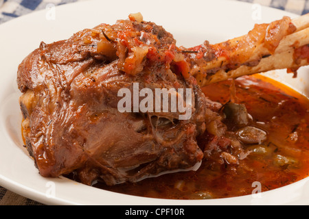 Lammschenkel in Tomatensauce geschmort Stockfoto