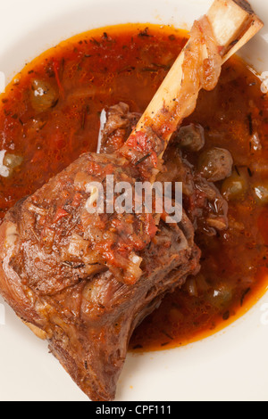 Lammschenkel in Tomatensauce geschmort Stockfoto