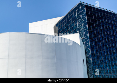 BOSTON, Massachusetts, USA – der markante Eingang zur John F. Kennedy Presidential Library and Museum befindet sich an der Uferpromenade in Dorchester, Boston. Das vom renommierten Architekten I.M. Pei entworfene modernistische Gebäude beherbergt das offizielle Archiv der Papiere und Artefakte von Präsident Kennedy, das sowohl als Gedenkstätte für den 35. Präsidenten als auch als Zentrum für die Erforschung seines Lebens und seiner Zeit dient. Stockfoto