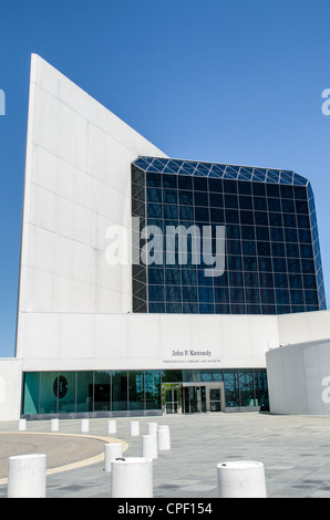 BOSTON, Massachusetts, USA – der markante Eingang zur John F. Kennedy Presidential Library and Museum befindet sich an der Uferpromenade in Dorchester, Boston. Das vom renommierten Architekten I.M. Pei entworfene modernistische Gebäude beherbergt das offizielle Archiv der Papiere und Artefakte von Präsident Kennedy, das sowohl als Gedenkstätte für den 35. Präsidenten als auch als Zentrum für die Erforschung seines Lebens und seiner Zeit dient. Stockfoto