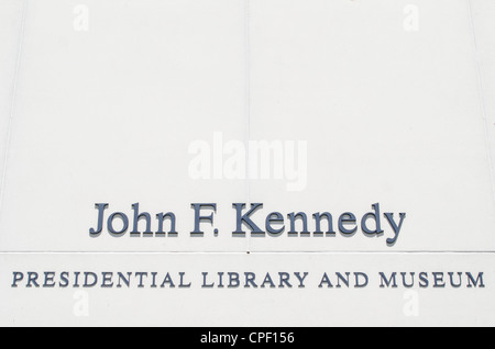 Melden Sie sich über dem Eingang der John F. Kennedy Presidential Library and Museum an der Uferpromenade in Dorchester in Boston, Massachusetts. Widmet sich der 35. Präsident der Vereinigten Staaten, ist der JFK Library der offiziellen nationalen Archves und Records Administration Repository der Präsidentschaftswahlen Aufzeichnungen von Kennedy. Stockfoto