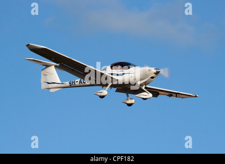 Diamond DA20 zweisitzige leichte Propeller Flugzeug im Flug Stockfoto