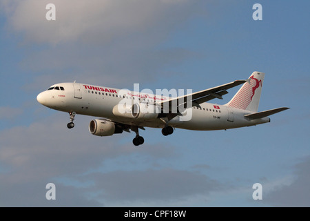 Tunisair Airbus A320 Verkehrsflugzeug fliegen auf Ansatz Stockfoto