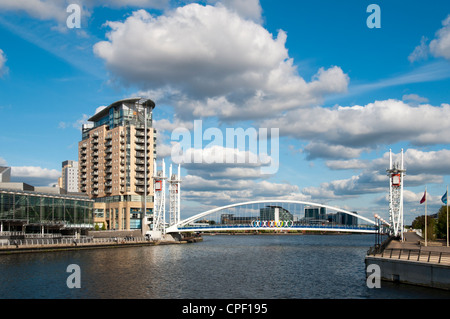 Millennium Fußgängerbrücke und Imperial Point Wohnung block, Manchester Ship Canal, Salford Quays, Manchester, England, UK Stockfoto