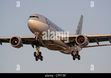 Qatar Airways Airbus A330-200 Widebody airliner bei der Ankunft bei Sonnenuntergang. Kopf auf. Stockfoto