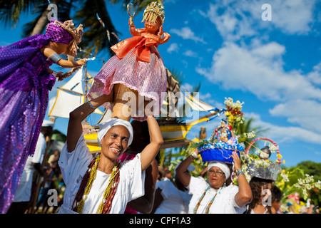 Baiana Frauen tragen religiöse Figuren während des Rituals Prozession zu Ehren Yemanjá in Amoreiras, Bahia, Brasilien. Stockfoto