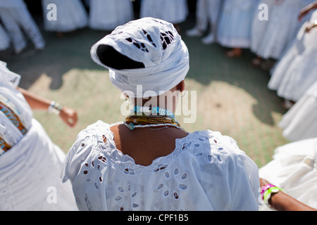 Baiana Frauen tanzen im Kreis vor der rituelle Prozession zu Ehren, Yemanjá in Amoreiras, Bahia, Brasilien. Stockfoto