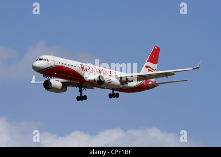 Red Wings Tupolew Tu-204 Jet Passagierflugzeug auf Ansatz Stockfoto