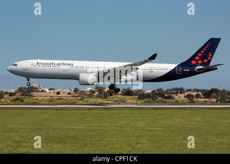 Brüssel Airlines Airbus A330-300 mit Ankunft in Malta Stockfoto