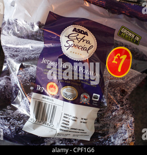 ASDA Supermarkt fertig abgepackten Jersey Royal Kartoffeln. Stockfoto