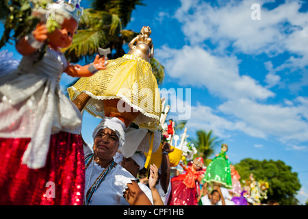 Baiana Frauen tragen religiöse Figuren während des Rituals Prozession zu Ehren Yemanjá in Amoreiras, Bahia, Brasilien. Stockfoto