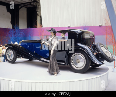 Bugatti Royale Typ 41 1930 Französischer Oldtimer, weibliche Schaufensterpuppe mit zeitlichem Kleid und Hut, Oldtimer-Ausstellung, Frankreich, Europa Stockfoto