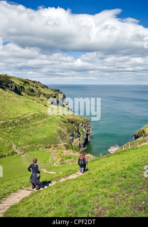 Eine Familie, die zu Fuß entlang der South West Coast Path in der Nähe von Boscastle in Nord Cornwall, England, UK Stockfoto