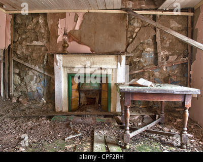 Wohnzimmer der verlassenen Croft House, Isle of Lewis, Schottland Stockfoto