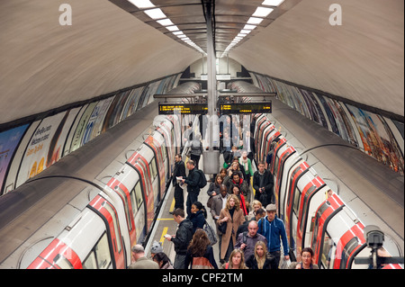 Rush Hour in Clapham Common u-Bahnstation, London, England, UK Stockfoto