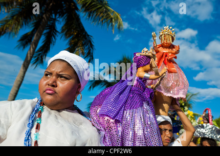 Baiana Frauen tragen religiöse Figuren während des Rituals Prozession zu Ehren Yemanjá in Amoreiras, Bahia, Brasilien. Stockfoto