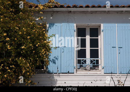 Fensterläden aus Holz farbig Blau Obergeschoss alten französischen Dorf sonnigen Schatten Stockfoto