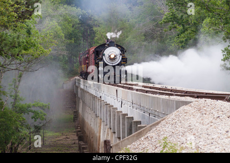 Blowdowns von 1917 Baldwin 'Pershing' 2-8-0 Konsolidierung Dampflokomotive 300, über die Neches River Bridge, in der Nähe von Rusk, Texas. Stockfoto