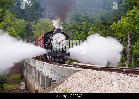 Blowdowns von 1917 Baldwin 'Pershing' 2-8-0 Konsolidierung Dampflokomotive 300, über die Neches River Bridge, in der Nähe von Rusk, Texas. Stockfoto