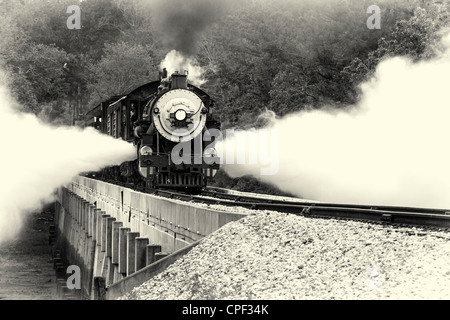 Blowdowns von 1917 Baldwin 'Pershing' 2-8-0 Konsolidierung Dampflokomotive 300, über die Neches River Bridge, in der Nähe von Rusk, Texas. Stockfoto