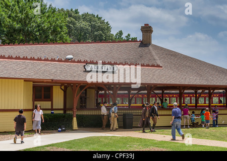 Schauspieler im Gespräch mit Touristen nach inszenierten Schießereien und Zugraub mit Schauspielern, die Schützenjäger und Lone Ranger und Tonto in Palästina, Texas, spielen. Stockfoto