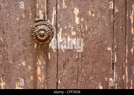 Alte Türklinke auf verwitterten Holztüre, Le Castelet, Var, Provence, Frankreich Stockfoto