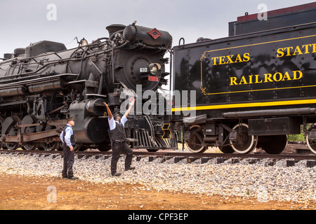 1917 Baldwin Dampflokomotive 300 schiebt größere 1927 'T&P' 610 Triebwerk in den Wartungsschuppen der 'Texas State Railroad', Palästina, Texas. Stockfoto