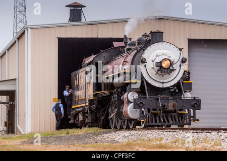 1917 Baldwin 'Pershing' Dampflokomotive 300 schiebt größere 610 Triebwerke in den Wartungsschuppen der 'Texas State Railroad', Palästina, Texas. Stockfoto