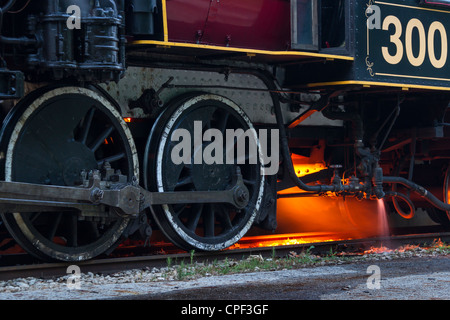 Nachtaufnahme mit 1917 Baldwin 'Pershing' Dampflokomotive 300 im Rusk Depot der 'Texas State Railroad', Rusk, Texas. Stockfoto