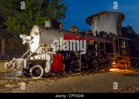 Nachtaufnahme mit 1917 Baldwin 'Pershing' Dampflokomotive 300 im Rusk Depot der 'Texas State Railroad', Rusk, Texas. Stockfoto