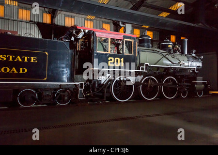 Nachtfotoshooting mit 1901 A. L. Cooke 'Ten Wheeler' 201 Dampflokomotive im Wartungsgeschäft bei 'Texas State Railroad', Rusk, Texas. Stockfoto