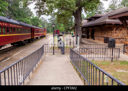 Alte restaurierte antike Eisenbahnwagen im Rusk-Bahndepot der 'Texas State Railroad' auf dem Railfest 2012 in Rusk, Texas. Stockfoto