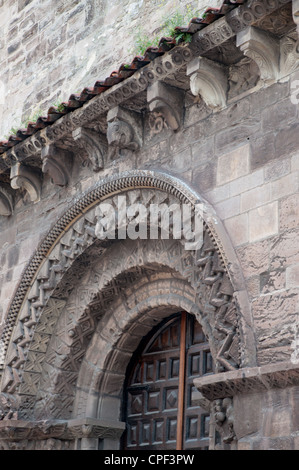 Kirche von Santiago La Coruna Spanien verzierten steinernen Torbogen über dem Eingang Stockfoto