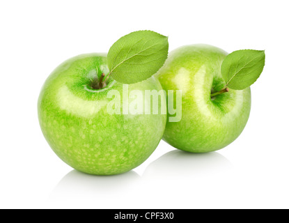 Zwei grüne Äpfel mit Blättern isoliert auf weißem Hintergrund Stockfoto