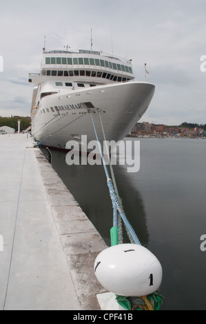 Kreuzfahrtschiff MS Braemar festgemacht San Agustin Pier Aviles Spanien (erste Kreuzfahrt Schiff am Pier anlegen) Stockfoto