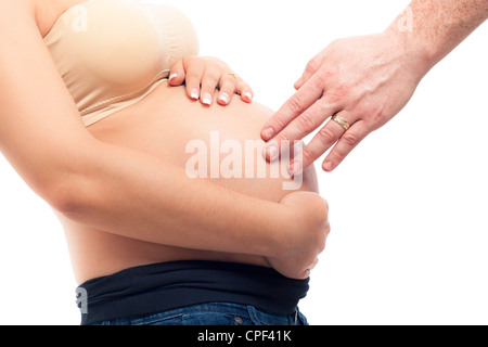 Männliche Hand berühren schwangeren Bauch, isoliert auf weißem Hintergrund. Stockfoto