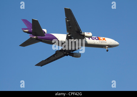 Nähert sich ein FedEx DC-10 für die Landung Stockfoto