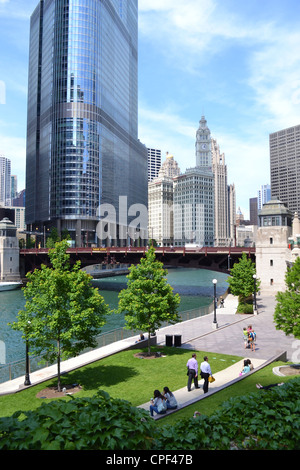 Menschen in einem Park entlang des Chicago Riverwalk im Sommer entspannen Stockfoto