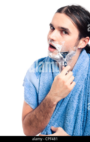 Junger Mann im Handtuch rasieren nach Bad isoliert auf weißem Hintergrund. Stockfoto