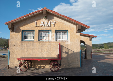 Amtrack dient immer noch die kleine Stadt von Lamy, New Mexico, etwas außerhalb von Santa Fe. Stockfoto
