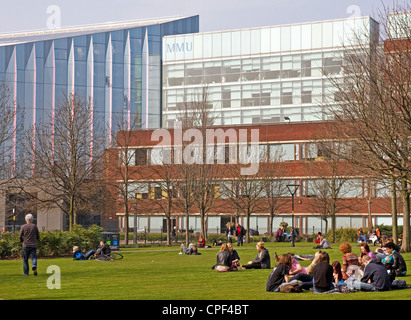 Studenten im alle Heiligen Park an der Manchester Metropolitan University Campus, Allerheiligen, Manchester, England, UK Stockfoto