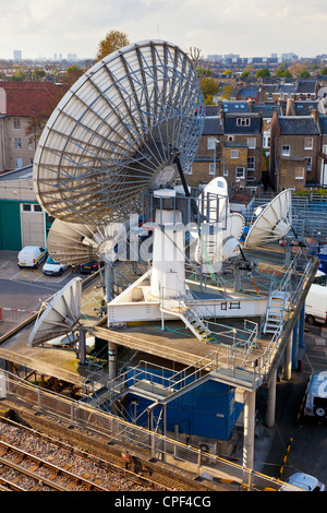 Satellitenschüsseln an BBC Television Centre, Shepherds Bush, White City, London. JMH6005 Stockfoto