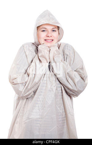 Glücklich lächelnde junge Frau im Regenmantel, isoliert auf weißem Hintergrund. Stockfoto