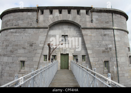 Die Martello-Turm an der Front Street in Pembroke Dock Stockfoto