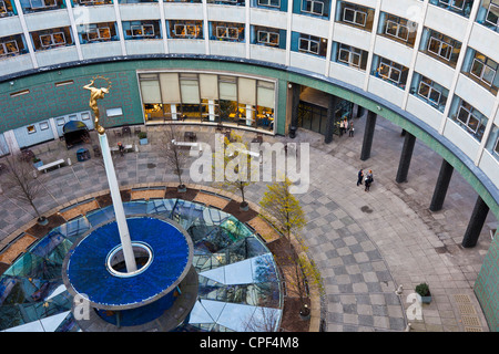 BBC Television Centre, Shepherds Bush, White City, London, blickte in zentralen Innenhof mit Statue des Helios. JMH6011 Stockfoto