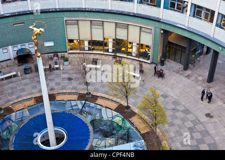 BBC Television Centre, Shepherds Bush, White City, London, blickte in zentralen Innenhof mit Statue des Helios. JMH6012 Stockfoto