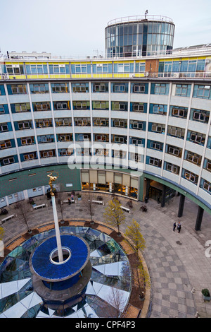 BBC Television Centre, Shepherds Bush, White City, London, blickte in zentralen Innenhof mit Statue des Helios. JMH6013 Stockfoto