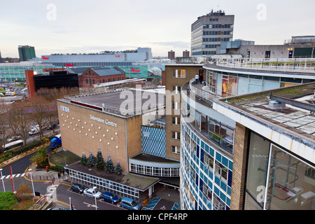 BBC Television Centre, Shepherds Bush, White City, London, schaut auf Studio TC1 mit Westfield Shopping jenseits. JMH6015 Stockfoto